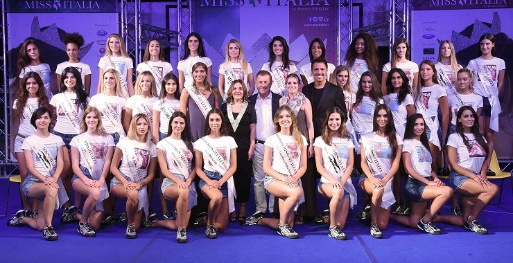 Jesolo:78° Concorso Miss Italia 2017 .Gruppo delle 30 finaliste. Nella foto :  Il gruppo delle trenta Miss finaliste con Patrizia Mirigliani,il sindaco di Jesolo Valerio Zorgia, l'assessore al turismo Flavia Pastò,Rachele Risaliti Miss Italia 2016 e Savino Zaba